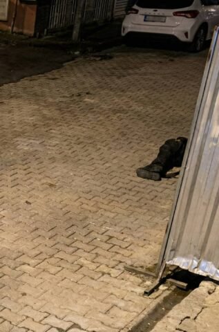 FATİH’TE DEHŞET: DUR İHTARINA UYMAYAN SÜRÜCÜ BEKÇİYE ÇARPIP KAÇTI!