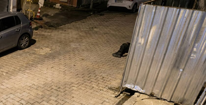 FATİH’TE DEHŞET: DUR İHTARINA UYMAYAN SÜRÜCÜ BEKÇİYE ÇARPIP KAÇTI!