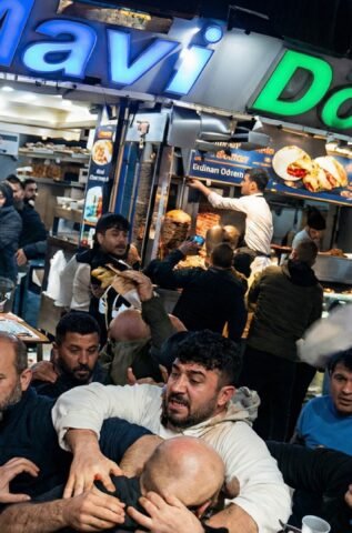 EMNİYET ÖNÜNE GEÇTİ: FATİH’TE ESNAFIN ‘ALAN’ KAVGASI KANLI BİTTİ!