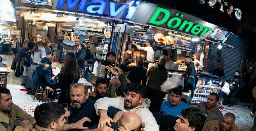 EMNİYET ÖNÜNE GEÇTİ: FATİH’TE ESNAFIN ‘ALAN’ KAVGASI KANLI BİTTİ!