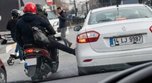 TRAFİKTE ÖFKE PATLAMASI: ARACI TEKMELEDİ, SÜRÜCÜNÜN TELEFONUNU FIRLATTI!