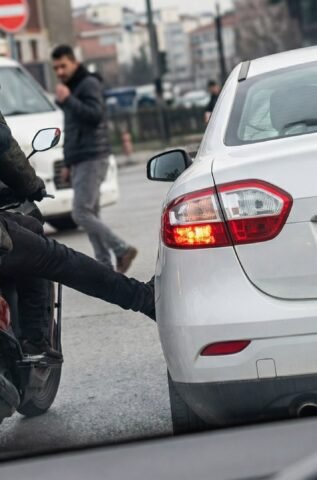 TRAFİKTE ÖFKE PATLAMASI: ARACI TEKMELEDİ, SÜRÜCÜNÜN TELEFONUNU FIRLATTI!