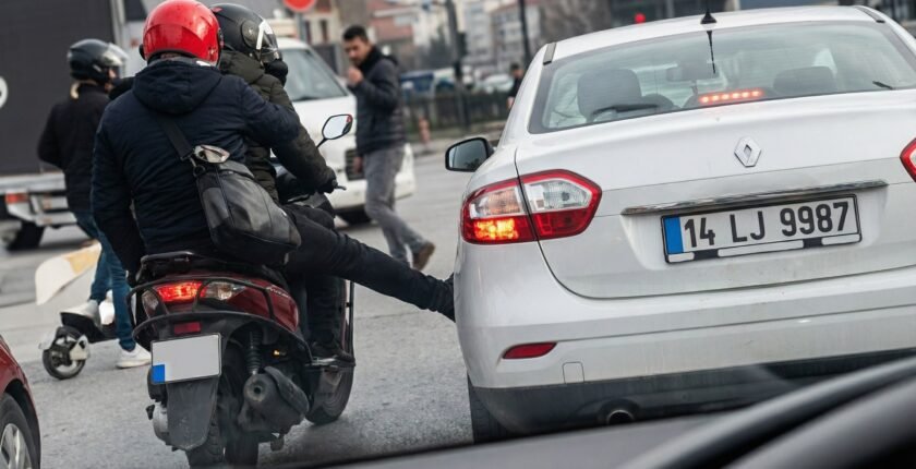 TRAFİKTE ÖFKE PATLAMASI: ARACI TEKMELEDİ, SÜRÜCÜNÜN TELEFONUNU FIRLATTI!